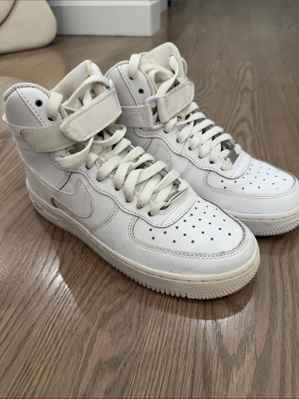 White High-Top Women’s Sneakers - Classic Athletic Style